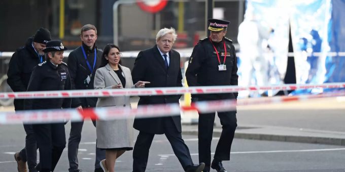 Cressida Dick (l-r, erste Reihe), Kommissarin der Metropolitan Police, Priti Patel, Innenministerin von Grossbritannien, Boris Johnson, Premierminister von Grossbritannien, und Ian Disson, Kommissar der City of London Police, gehen in dem abgesperrten Bereich nahe der London Bridge im Zentrum Londons. Nach Terrorattacke in London