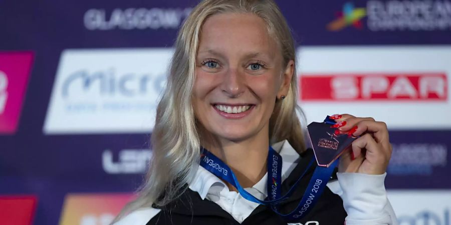 Maria Ugolkova posiert an der Langbahn-EM im August 2018 mit ihrer Bronzemedaille über 200 m Lagen