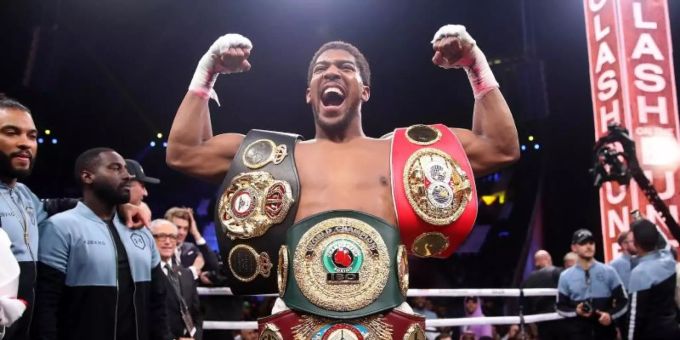 Anthony Joshua feiert seinen Sieg: Der Brite hat sich die Weltmeistergürtel der Verbände WBO, WBA, IBF und IBO umgehängt. Foto: Nick Potts/PA Wire/dpa Anthony Joshua feiert seinen Sieg: Der Brite hat sich die Weltmeistergürtel der Verbände WBO, WBA, IBF und IBO umgehängt. Foto: Nick Potts/PA Wire/dpa