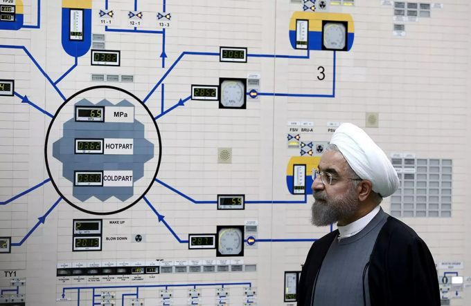 ARCHIV - 13.01.2015, Iran, Buschehr: Hassan Ruhani, Präsident des Iran, besucht ein Atomkraftwerk. Ruhani hat einen weiteren Teilausstieg aus dem Wiener Atomabkommen angekündigt und damit international Besorgnis ausgelöst. Foto: Mohammad Berno/Iranian President's Office/AP/dpa Präsident Ruhani besucht Atomkraftwerk