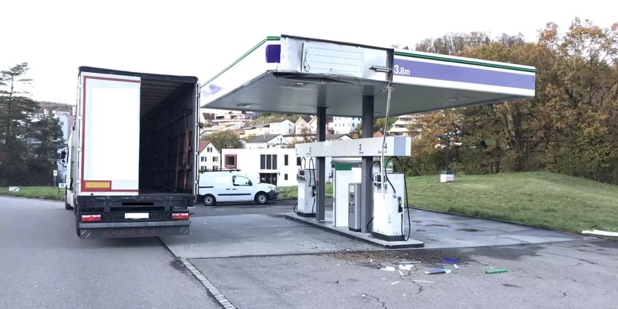 Lastwagen fährt in Tankstellendach