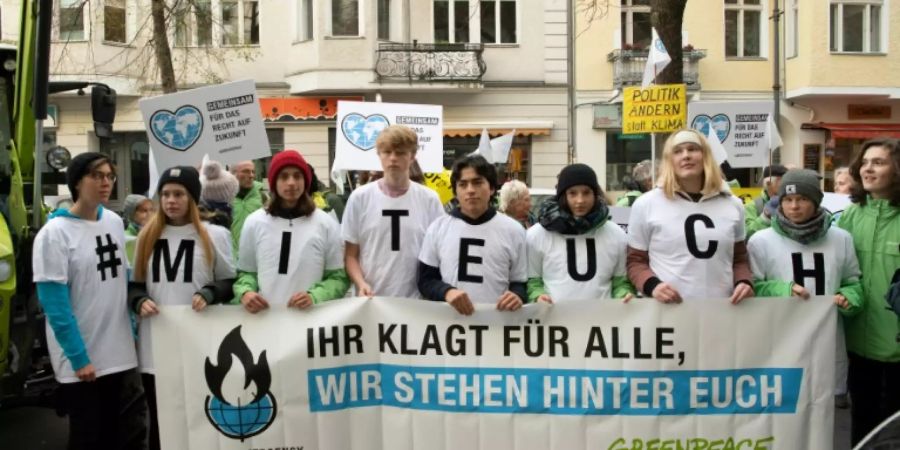 Greenpeace-Kundgebung vor dem Gericht