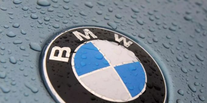 Zum BMW-Konzern gehören die Marken BMW, Mini und Rolls Royce. Foto: Ingo Wagner/dpa bmw