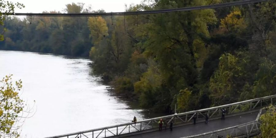 Rettungskräfte neben der eingestürzten Brücke in Mirepoix-Sur-Tarn. Foto: Eric Cabanis/AFP/dpa