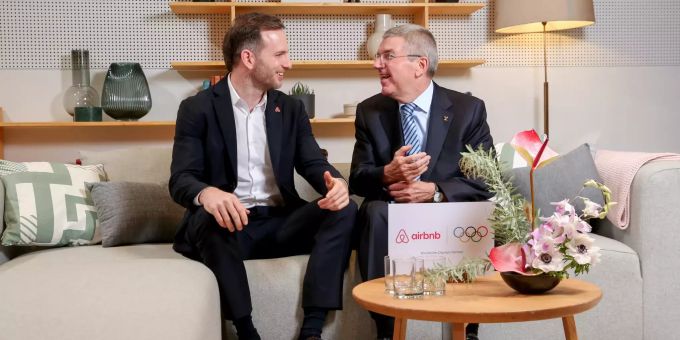 Joe Gebbia (l), Mitbegründer von Airbnb, spricht mit Thomas Bach, Präsident des Internationalen Olympischen Komitees, nachdem er einen 9-Jahres-Vertrag mit dem IOC unterschrieben hat. Airbnb