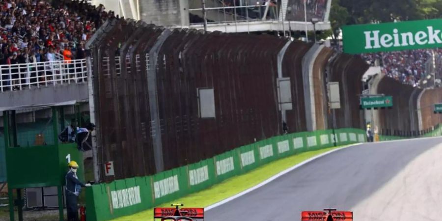 In Brasilien krachten die Ferrari-Piloten Sebastian Vettel (r) und Charles Leclerc zusammen. Foto: Photo4/Lapresse/Lapresse via ZUMA Press/dpa