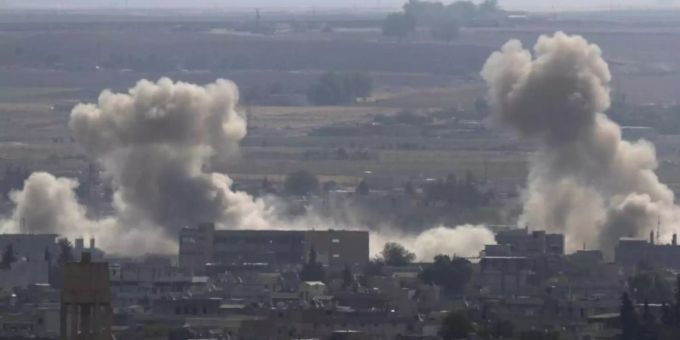 Rauch steigt über der syrischen Stadt Ras al-Ain auf. Einmarsch Türkei
