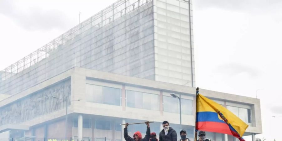 Proteste vor dem Parlamentsgebäude in Quito
