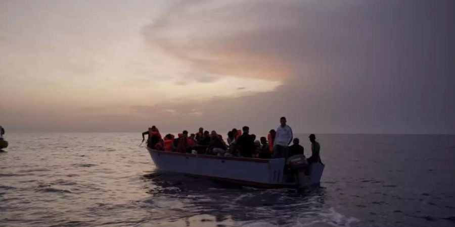 Flüchtlinge auf einem überfüllten Holzboot im Mittelmeer. Foto: Renata Brito/AP/dpa