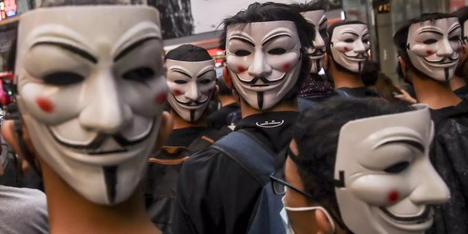 Zehntausende Demonstranten gingen in Hongkong mit Guy-Fawkes-Masken auf die Strassen, um ein Zeichen gegen das Vermummungsverbot zu setzen. vermummungsverbot hongkong