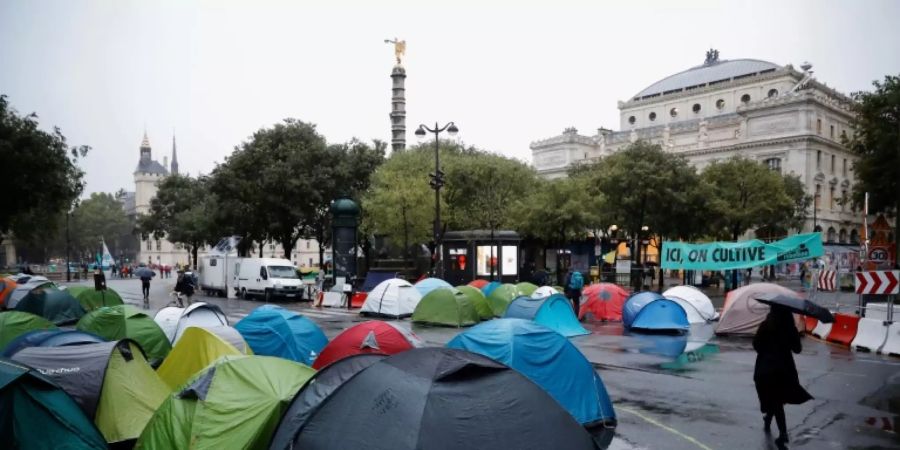Klimaaktivisten blockieren Brücke und Platz in Paris