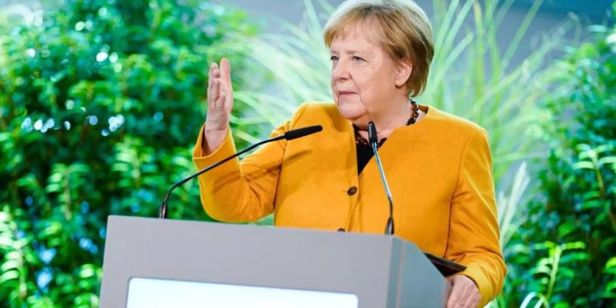 Bundeskanzlerin Angela Merkel beim Festakt zur Eröffnung der «Klima Arena» in Sinsheim. Foto: Uwe Anspach/dpa