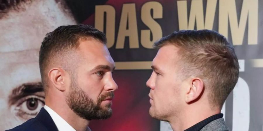 Beim «Stare Down» stehen sich Dominic Bösel (l) und der Schwede Sven Fornling in Halle gegenüber. Foto: Peter Endig/dpa-Zentralbild/dpa