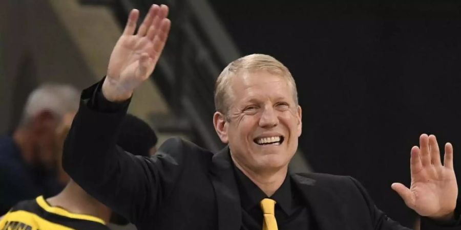 Feierte mit den MHP Riesen Ludwigsburg einen klaren Auswärtssieg: Coach John Patrick. Foto: Thomas Kienzle/dpa