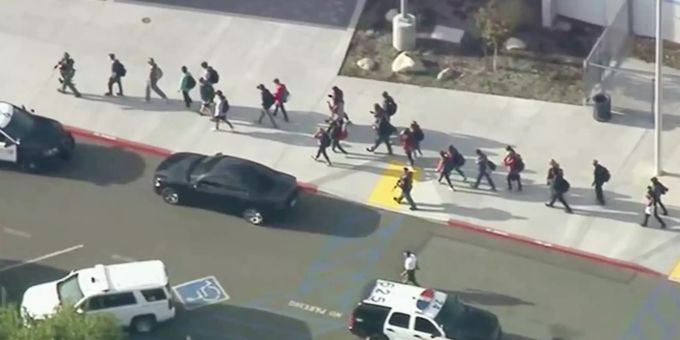 Das Standbild eines Videos zeigt, wie Menschen von Polizisten aus der Schule in Sicherheit gebracht werden. Schüsse in Schule in Kalifornien