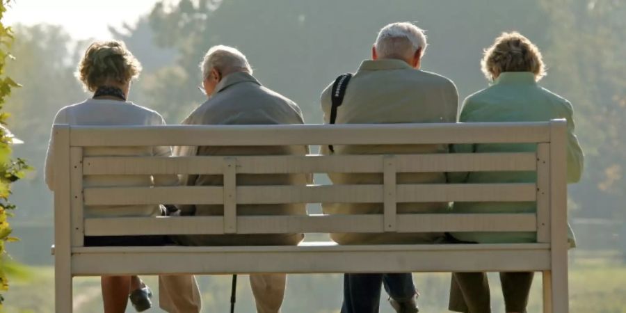 Rentner auf einer Parkbank