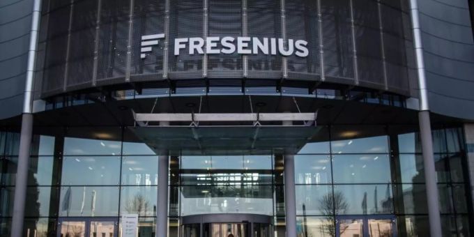 Das Logo von Fresenius Medical Care. Foto: Frank Rumpenhorst/dpa Fresenius Medical Care