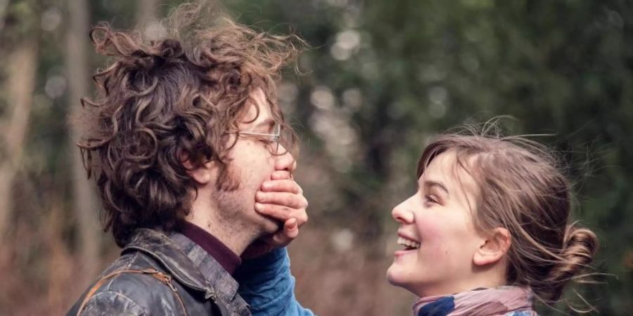 Anna (Lea Freund) und Philipp (Tim Bülow) verlieben sich ineinander. Foto: Alpenrepublik GmbH