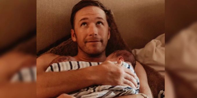Bode Miller hält stolz seine neugeborenen Söhne im Arm. bode miller