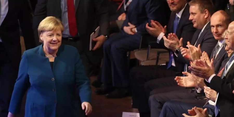 Bundeskanzlerin Angela Merkel wird nach ihrer Rede auf dem Arbeitgebertag mit Applaus bedacht. Foto: Wolfgang Kumm/dpa