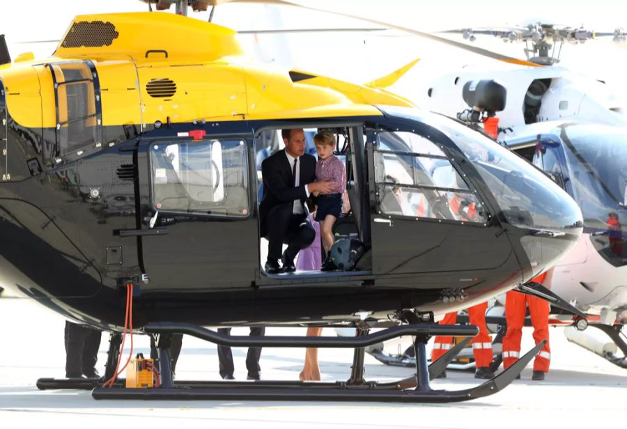 Prinz William ist ein grosser Heli-Fan. Hier begutachtet er eine Maschine mit Söhnchen George.