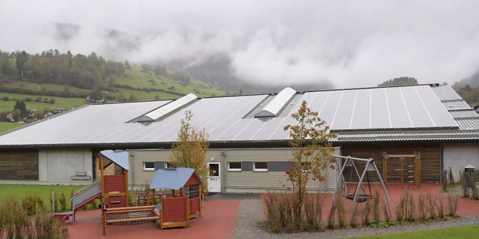 In dieser Tennishalle in Unterwasser SG fand im Oktober 2016 ein Konzert mit 5000 rechtsextremen Besuchern statt. Solche Anlässe will die St. Galler Regierung in Zukunft verbieten (Archivbild). rocktoberfest