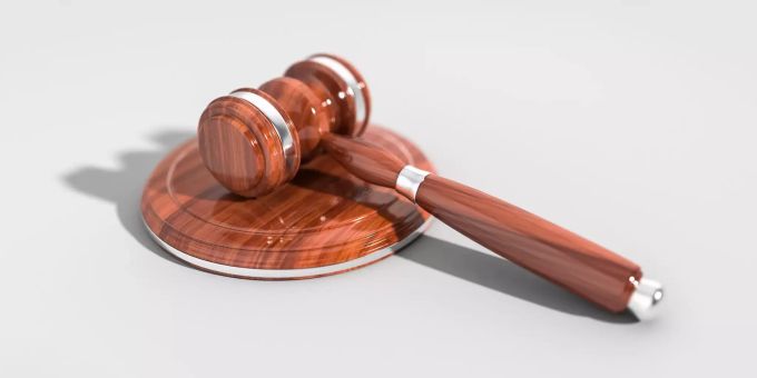 Das Aargauer Verwaltungsgericht hat eine Klage von Eltern eines hochbegabten Kindes abgelehnt. gerichtsentscheid hammer