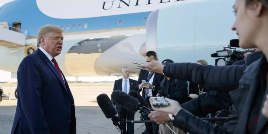 US-Präsident Donald Trump erklärt vor Reportern auf der Andrews Air Base, dass es Hoffnung im Handelsstreit mit China gibt. Foto: Evan Vucci/AP/dpa