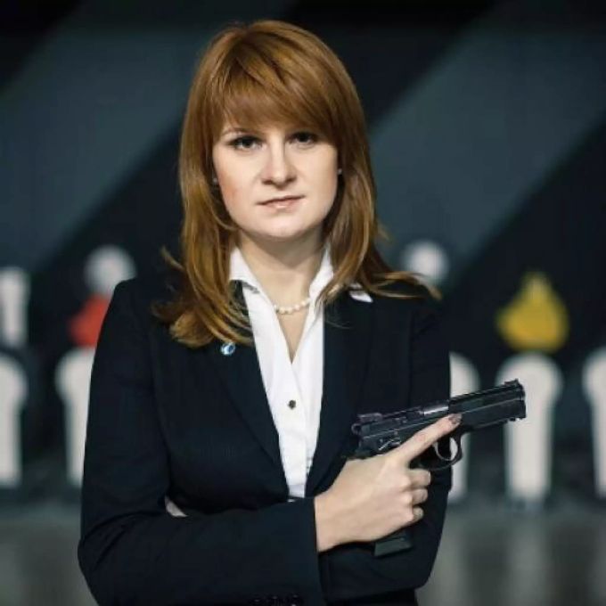 Maria Butina posiert mit einer Handfeuerwaffe. Maria butina russische