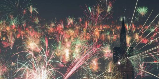 Silvester-Feuerwerk explodiert über der Marktkirche in Hannover. Foto: Julian Stratenschulte Feuerwerk Hannover