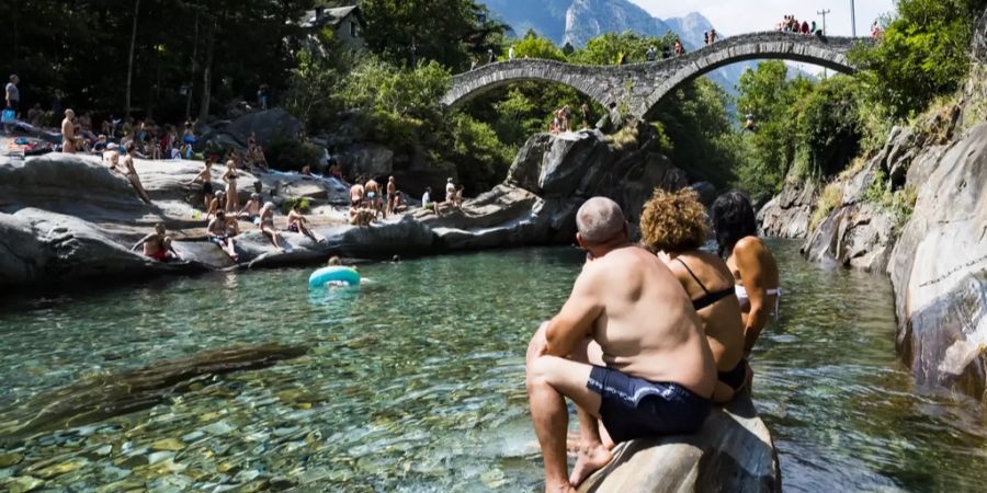 Badegäste geniessen einen warmen Sommertag im Tessin. (Archivbild)