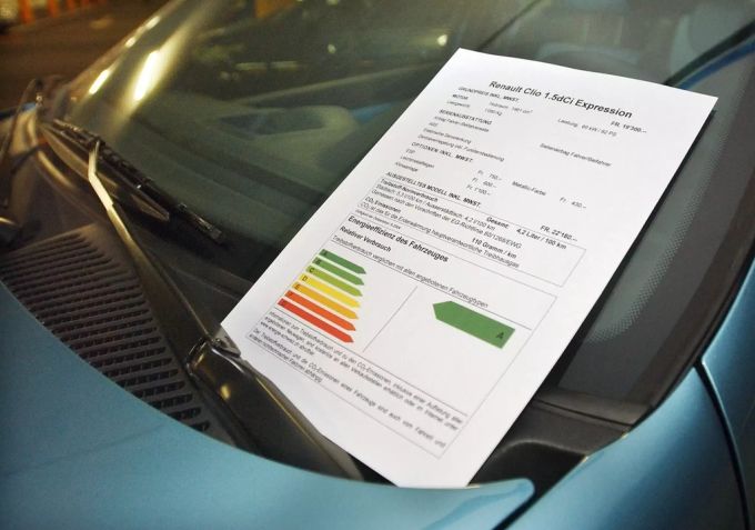 Verbesserte Energieetiketten sollen künftig beim Autokauf für mehr Transparenz sorgen. Die Energieetikette fuer effiziente Autos