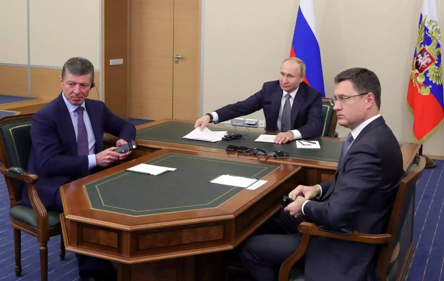 Wladimir Putin (M), Präsident von Russland, nimmt gemeinsam mit Dmitri Kosak (l), stellvertretender Premierminister von Russland, und Alexander Nowak, Energieminister von Russland, an einer Videokonferenz mit Xi Jinping, dem Präsidenten der Volksrepublik China, teil. Kosak gilt auch als möglicher Putin-Nachfolger.