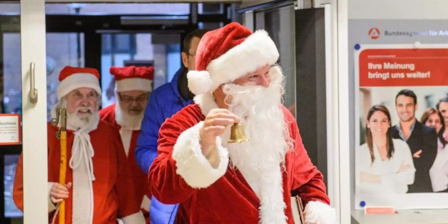 Die Agentur für Arbeit bei ihrer Vermittlung von Weihnachtshelfern. Foto: Lucas Bäuml/dpa