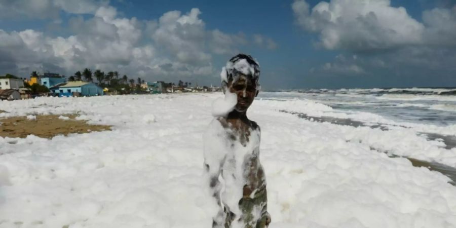 Schaum am Strand von Chennai
