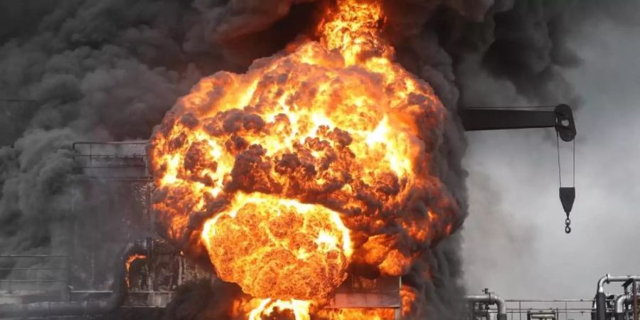 Ein Feuerball und eine Rauchsäule steigen an Bord eines Frachtschiffs im Hafen der südkoreanischen Stadt Ulsan nach einer Explosion auf. Foto: YNA