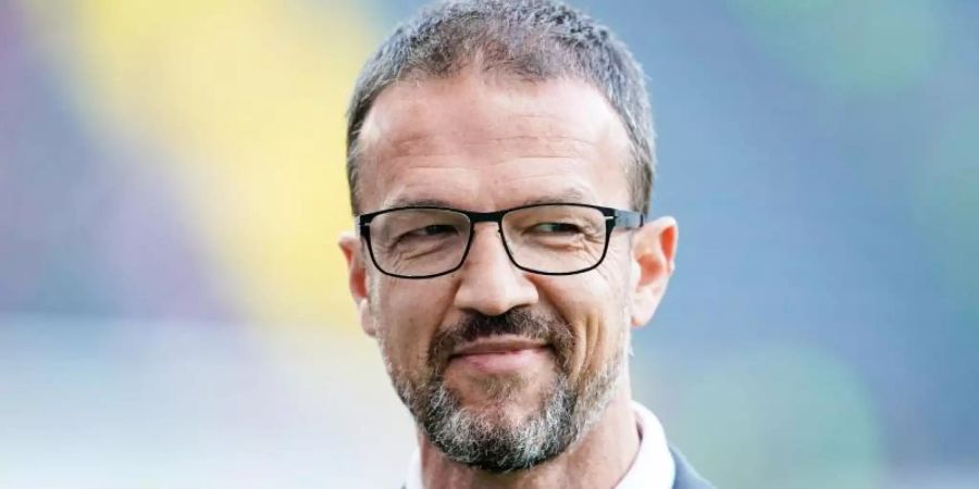 Stellt sich vor Andreas Möller: Sport-Vorstand Fredi Bobic. Foto: Uwe Anspach