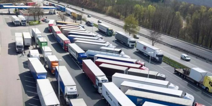 Abgestellte Lastwagen stehen auf der Rastätte Siegerland Ost (A45). Foto: Arnulf Stoffel lastwagen