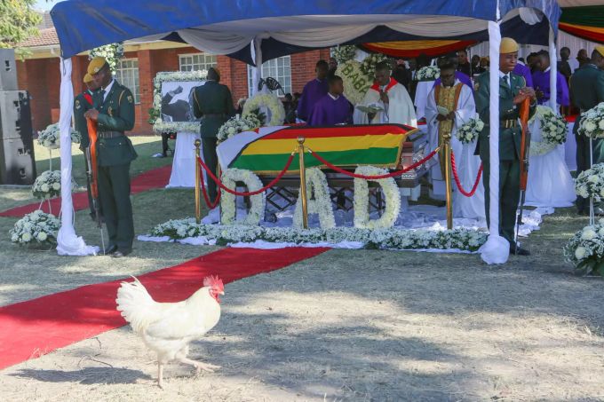 Der Sarg des ehemaligen simbabwischen Präsidenten Mugabe steht auf einem Podest in seinem Heimatdorf, etwa 100 Kilometer nordwestlich der Hauptstadt Harare. Beisetzung von Simbabwes Langzeitpräsidenten Mugabe