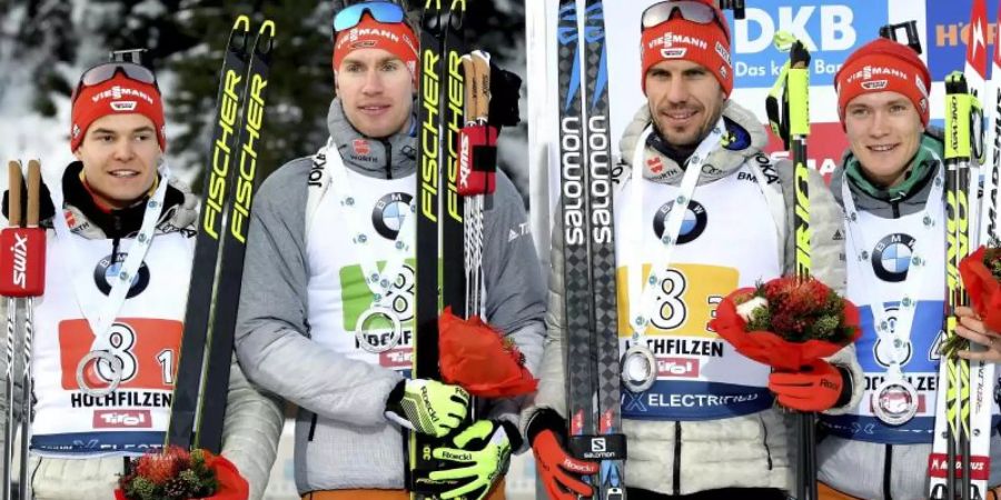 Die deutsche Staffel: Benedikt Doll (r-l), Arnd Peiffer, Johannes Kühn und Philipp Horn auf dem Podium. Foto: Kerstin Joensson/AP/dpa