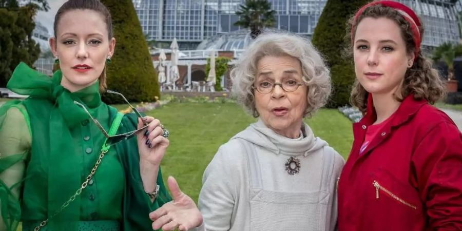 Mia Goldig (Klara Deutschmann, r.) und ihre Schwester Marissa (Lavinia Wilson, l.) mit Frau Holle (Cornelia Froboess). Foto: ZDF