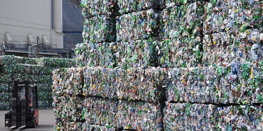 Die Qualität des Pet-Recyclings ist durch Fehlwürfe bei der Sammlung gefährdet. Der Bund will nun die Bevölkerung für das Problem sensibilisieren. (Themenbild)