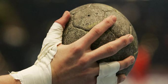 Eine Person hält einen Handball. (Symbolbild) tsv st. otmar st. gallen