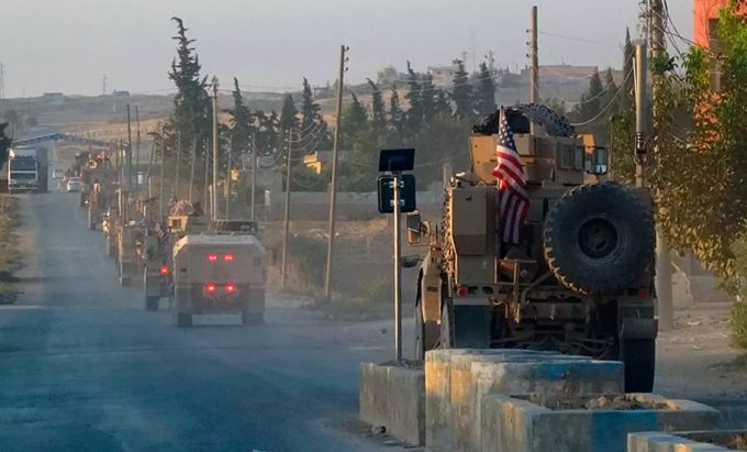 US-Militärfahrzeuge, die eine Hauptstrasse im Nordosten Syriens entlang fahren. Die amerikanischen Truppen haben sich aus dem Grenzgebiet zurückgezogen. USA truppen Syrien Türkei