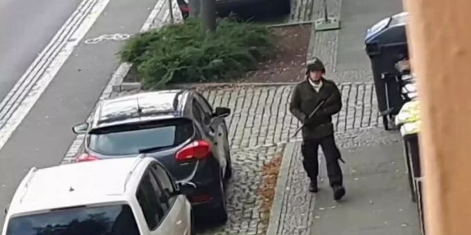 Das Videostandbild zeigt den schwerbewaffneten Täter von Halle. Foto: ATV-Studio/AP/dpa halle