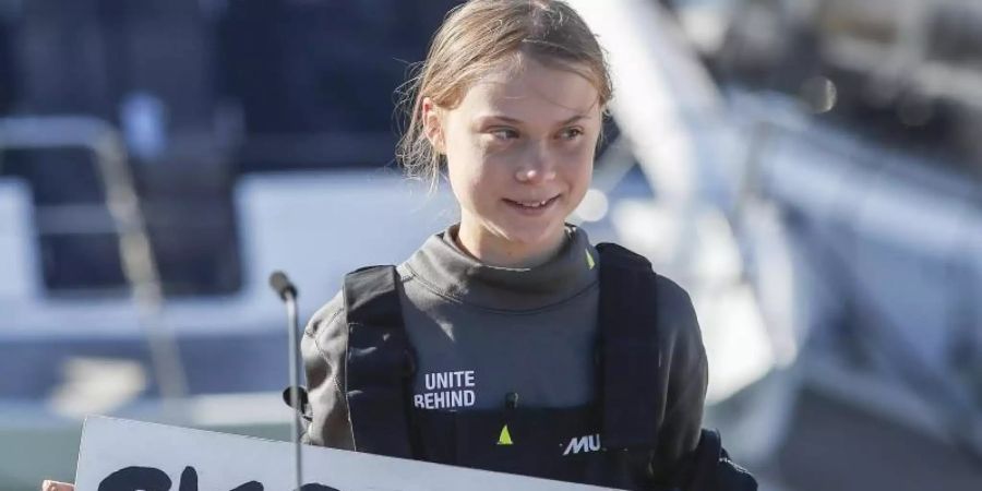 Mit diesem Aufruf wurde sie weltberühmt: Greta Thunberg und ihr Banner mit der Aufschrift «Skolstrejk För Klimatet» (Schulstreik für das Klima). Foto: Armando Franca/AP/dpa