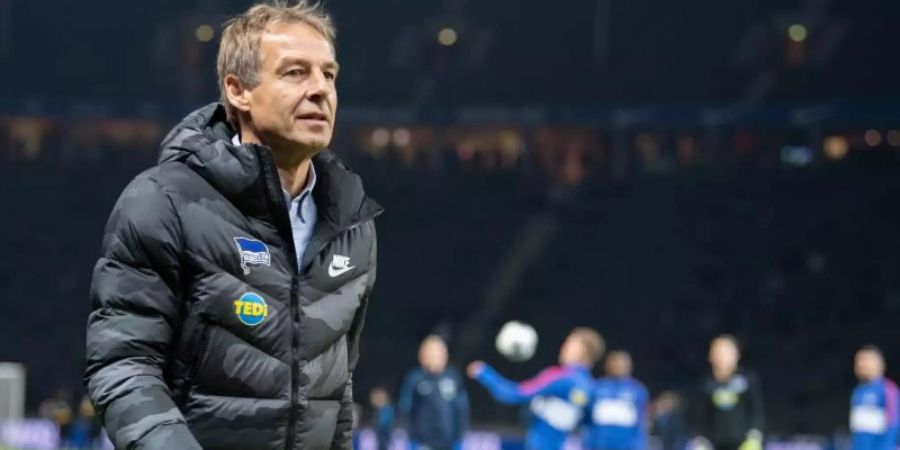 Kein Freund von Jogginghosen auf Dienstreisen: Hertha-Coach Jürgen Klinsmann. Foto: Soeren Stache/dpa-Zentralbild/dpa