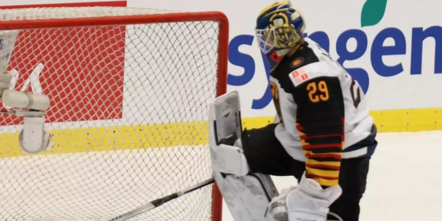 Deutschlands Goalie Tobias Ancicka kann beim 3:6 gegen die USA das vierte Gegentor nicht verhindern. Foto: Petr Sznapka/CTK/Archivbild