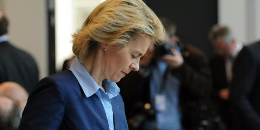 Damalige Ministerin Leyen mit Handy