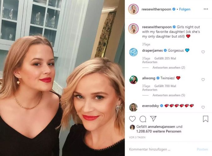 Reese Witherspoon (r.) und Ava Phillippe (l.) lächeln in die Kamera. Reese